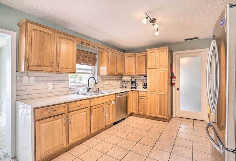 Sun Kissed Largo Escape: Private Pool & Patio