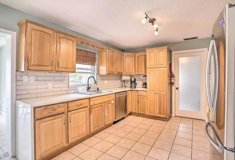 Sun Kissed Largo Escape: Private Pool & Patio