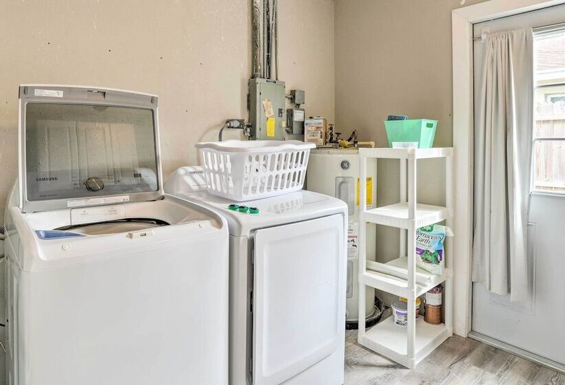 Sun Kissed Largo Escape: Private Pool & Patio