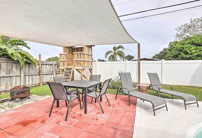 Sun Kissed Largo Escape: Private Pool & Patio