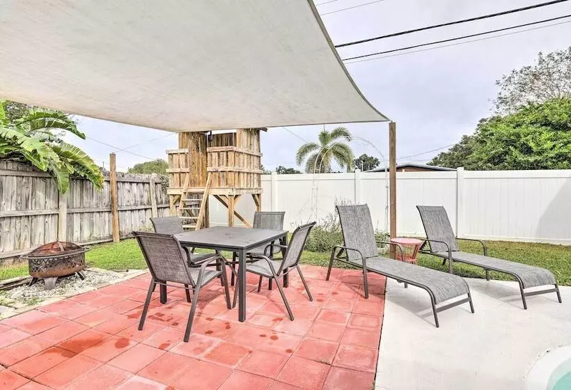 Sun Kissed Largo Escape: Private Pool & Patio