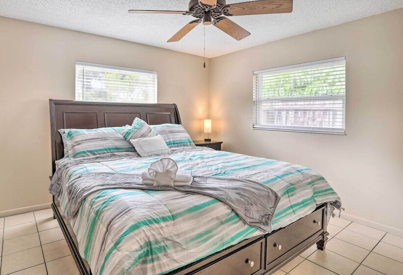 Sun Kissed Largo Escape: Private Pool & Patio