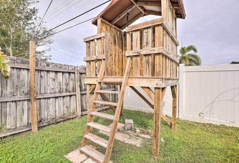 Sun Kissed Largo Escape: Private Pool & Patio