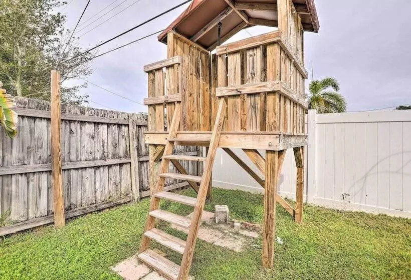 Sun Kissed Largo Escape: Private Pool & Patio