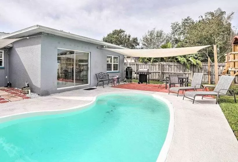 Sun Kissed Largo Escape: Private Pool & Patio