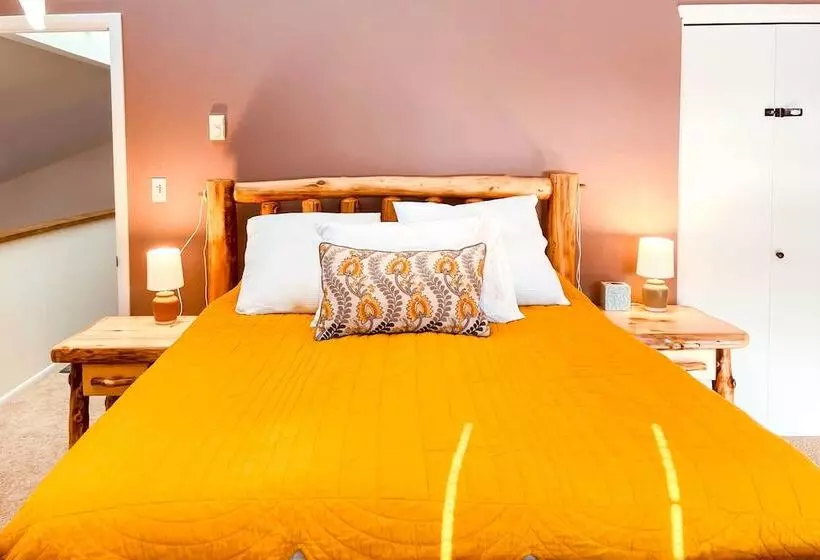 Sunlight Mountain Home W/ Hot Tub & View!