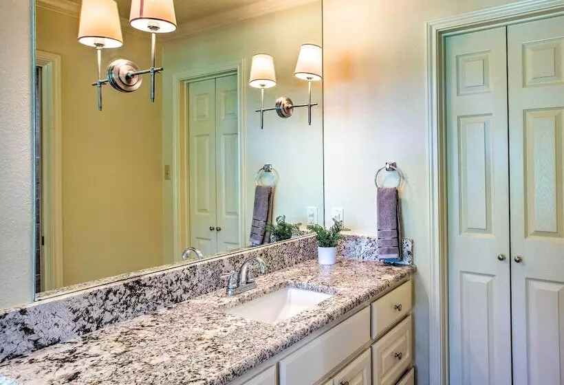 Lake View Tangled At Texoma Home W/ Hot Tub!