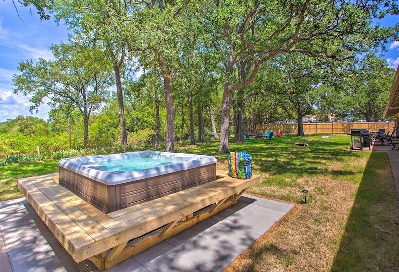 Lake View Tangled At Texoma Home W/ Hot Tub!