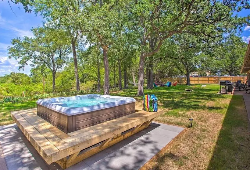 Lake View Tangled At Texoma Home W/ Hot Tub!