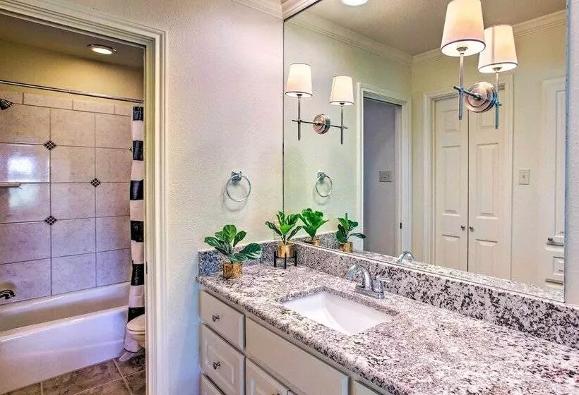 Lake View Tangled At Texoma Home W/ Hot Tub!