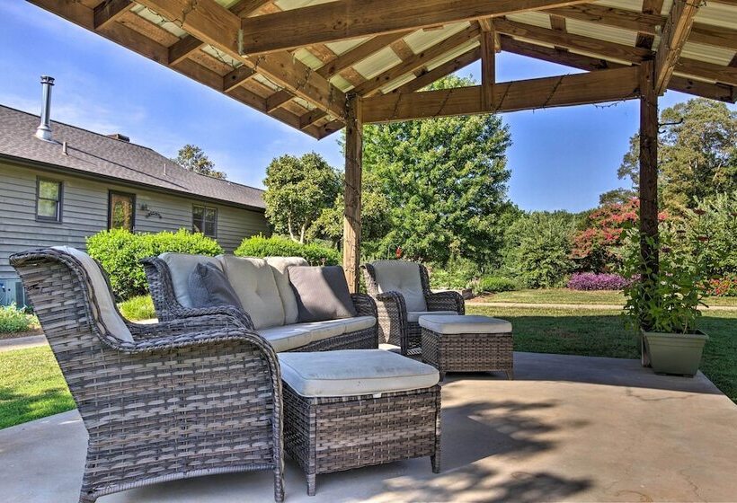 7 Mi To Downtown Morganton: Cabin W/ Fire Pit!