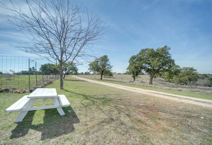 Charming Hill Country Home W/ Fire Pit & Hot Tub!