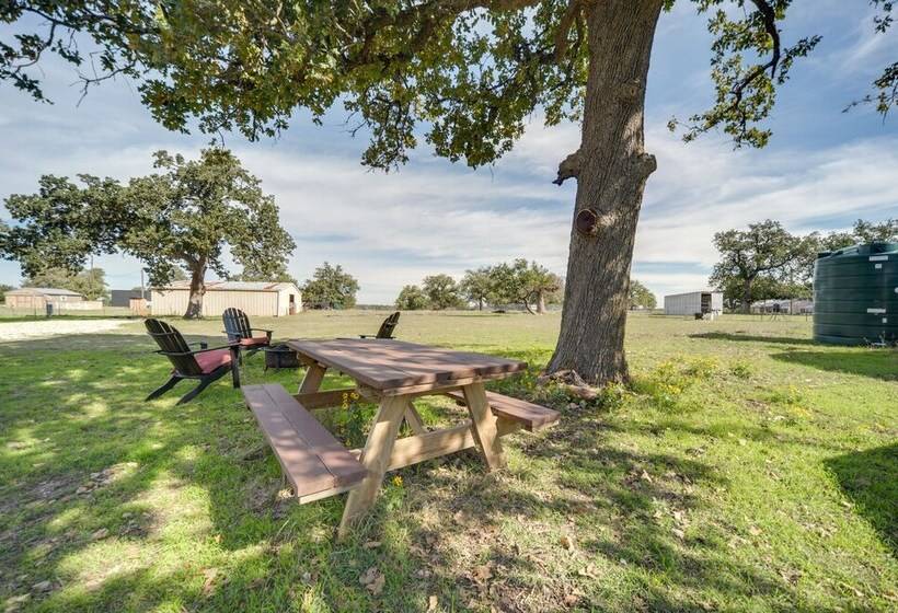 Charming Hill Country Home W/ Fire Pit & Hot Tub!