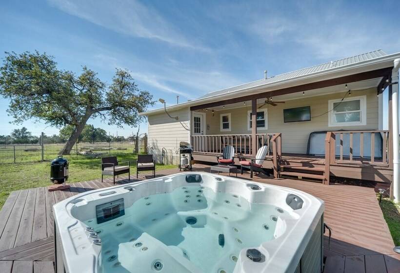 Charming Hill Country Home W/ Fire Pit & Hot Tub!