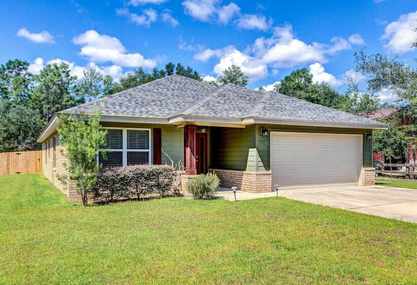 Charming Navarre Vacation Home W/ Fire Pit!