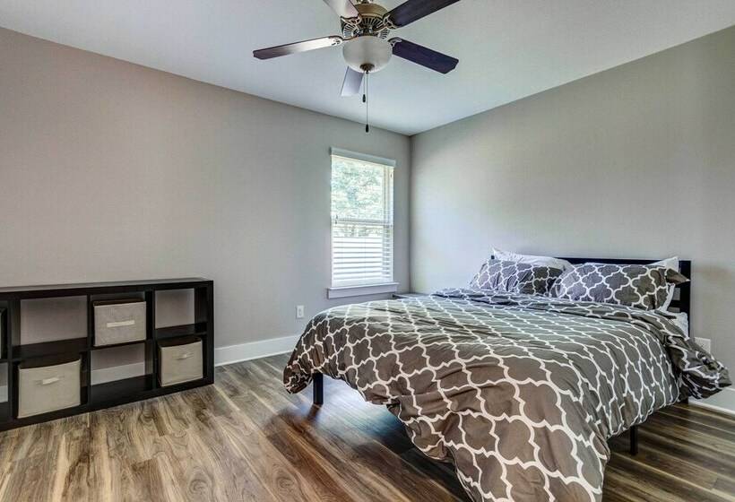 Charming Navarre Vacation Home W/ Fire Pit!