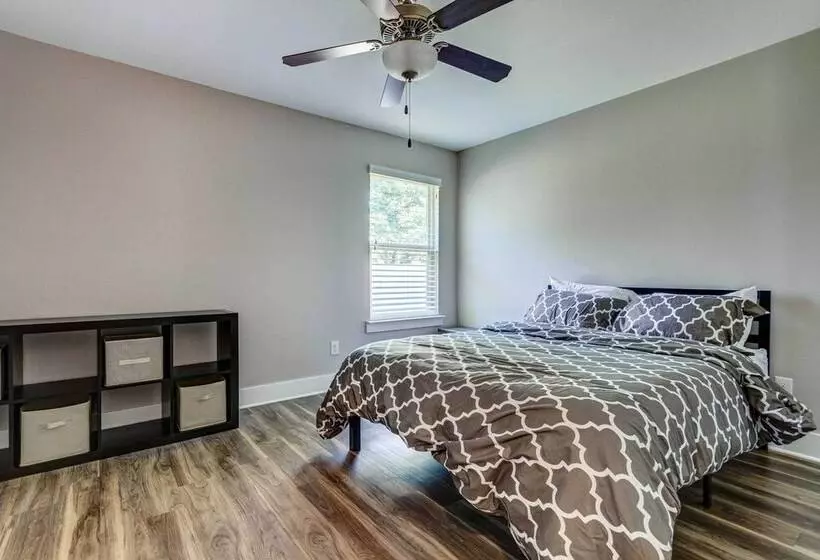 Charming Navarre Vacation Home W/ Fire Pit!