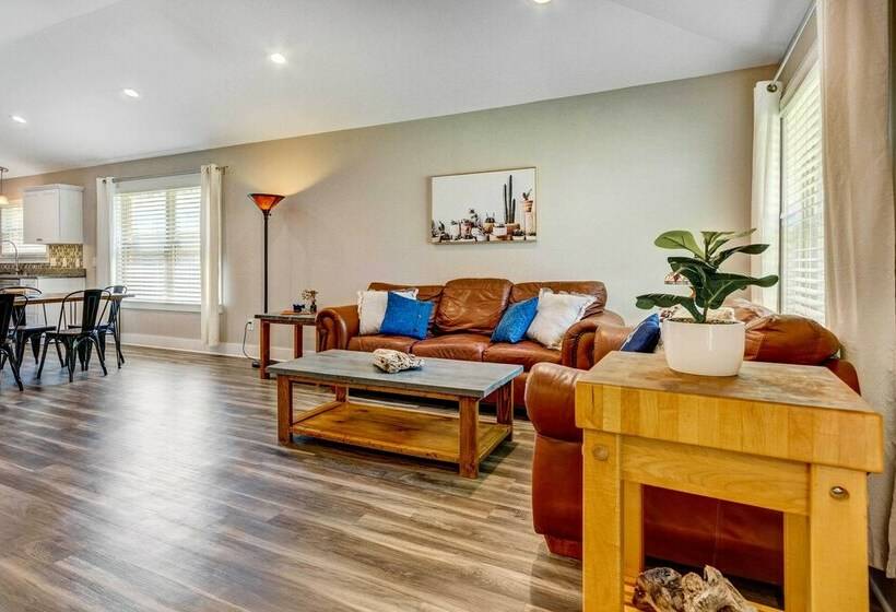 Charming Navarre Vacation Home W/ Fire Pit!