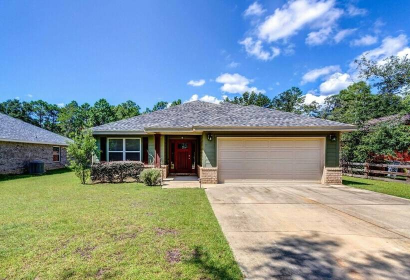 Charming Navarre Vacation Home W/ Fire Pit!