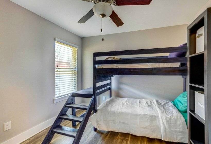 Charming Navarre Vacation Home W/ Fire Pit!