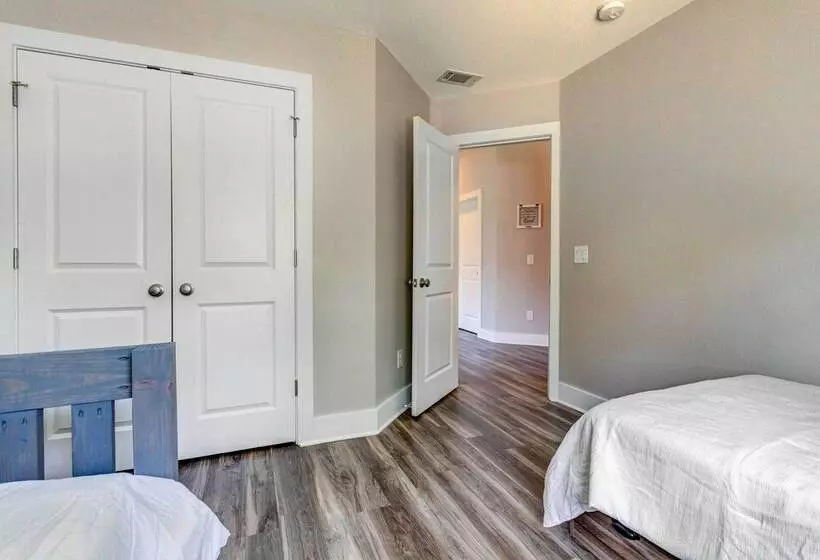 Charming Navarre Vacation Home W/ Fire Pit!