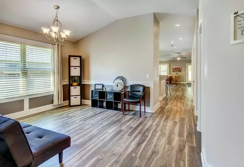 Charming Navarre Vacation Home W/ Fire Pit!
