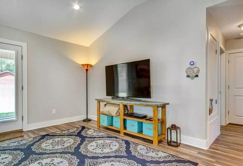 Charming Navarre Vacation Home W/ Fire Pit!