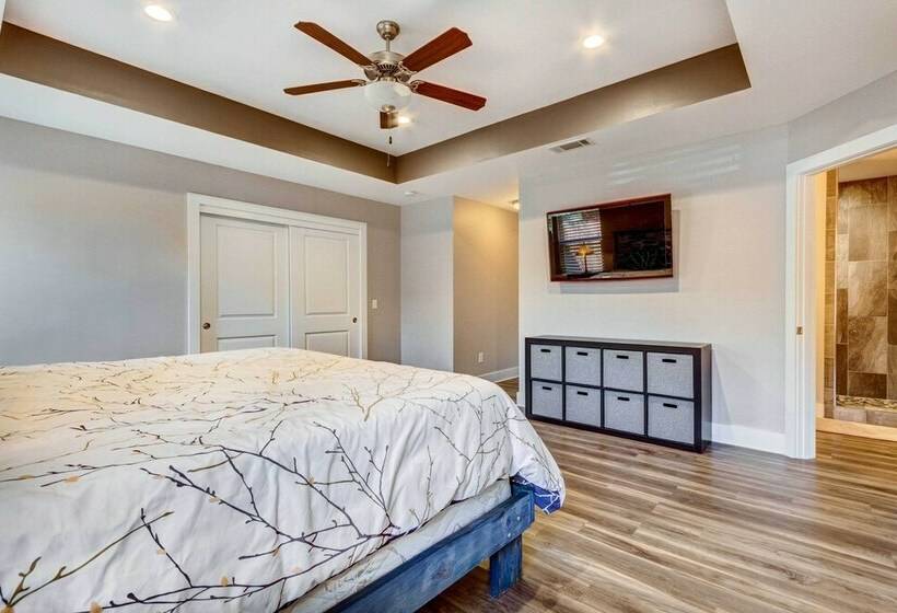 Charming Navarre Vacation Home W/ Fire Pit!