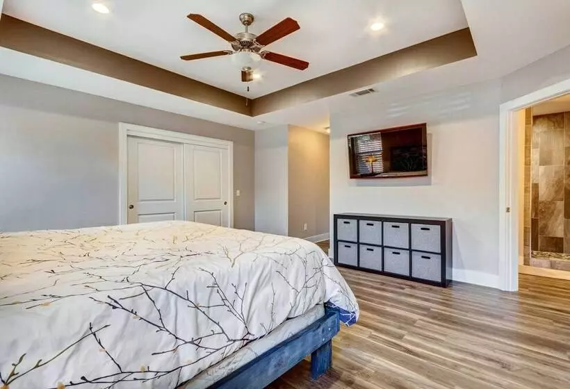 Charming Navarre Vacation Home W/ Fire Pit!