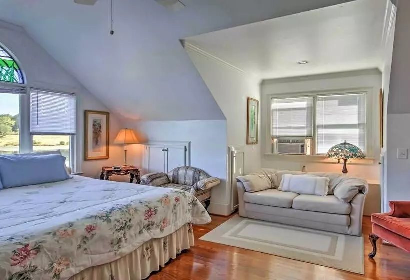 Cottage By The Pond  On Gorgeous Expansive Estate