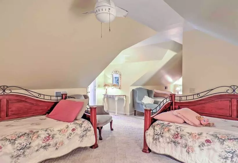 Cottage By The Pond  On Gorgeous Expansive Estate