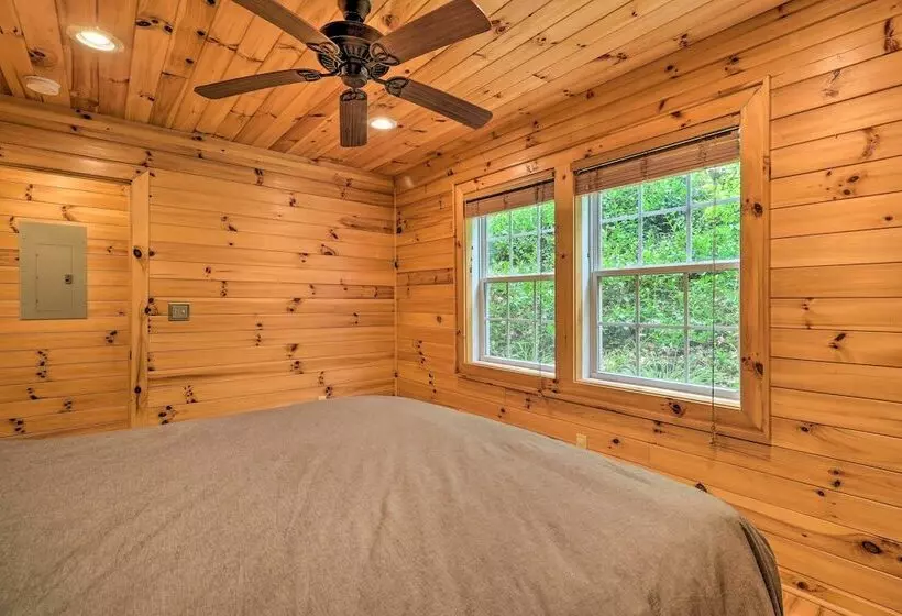 Cozy Boone Cabin W/ Deck: Close To Downtown!