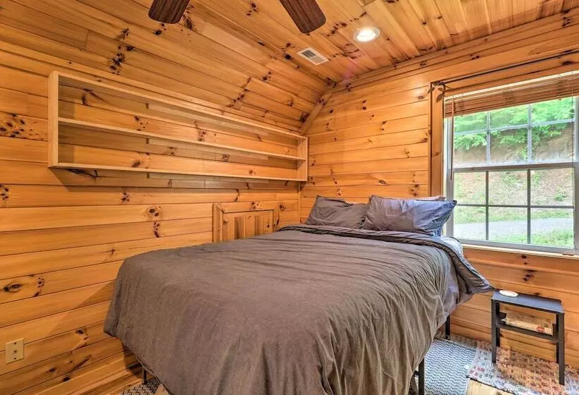 Cozy Boone Cabin W/ Deck: Close To Downtown!