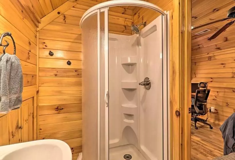 Cozy Boone Cabin W/ Deck: Close To Downtown!