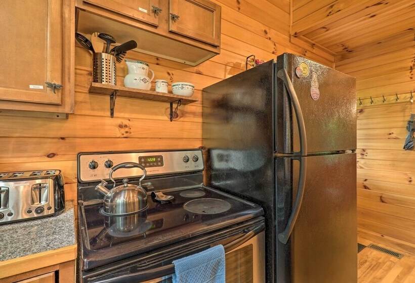 Cozy Boone Cabin W/ Deck: Close To Downtown!