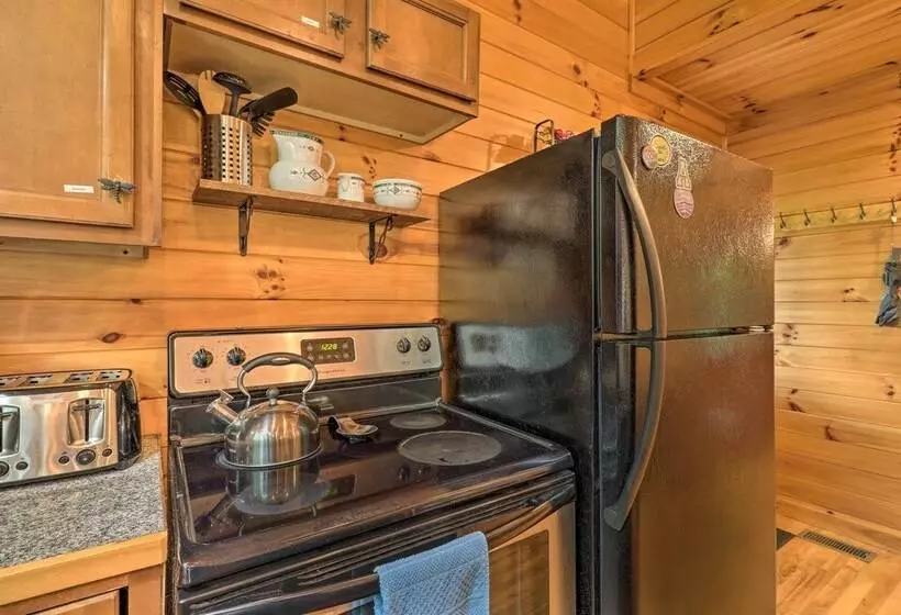 Cozy Boone Cabin W/ Deck: Close To Downtown!