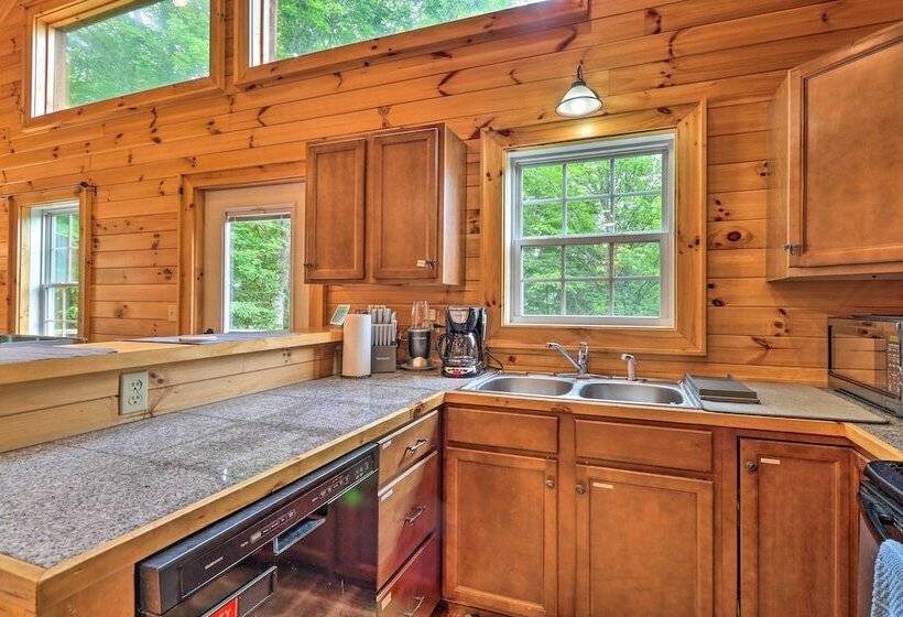 Cozy Boone Cabin W/ Deck: Close To Downtown!