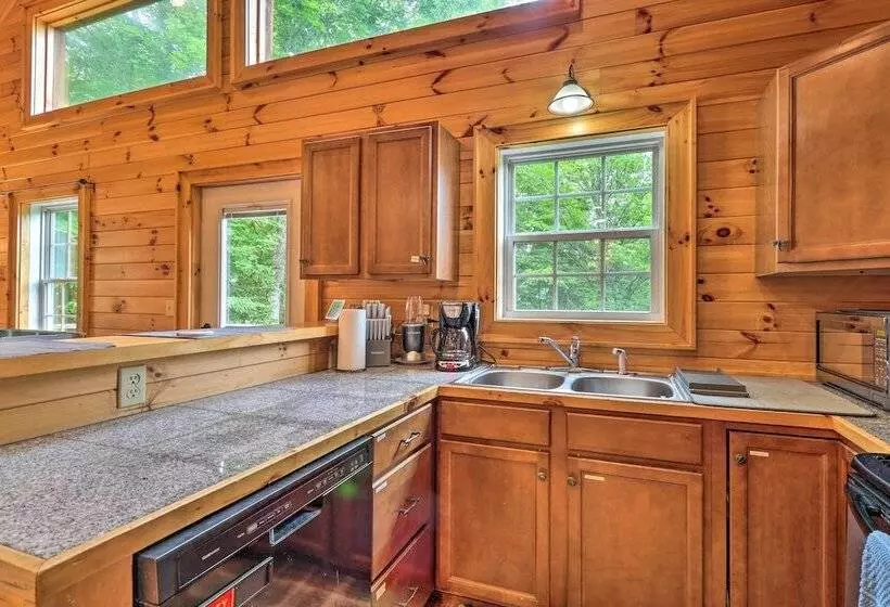 Cozy Boone Cabin W/ Deck: Close To Downtown!
