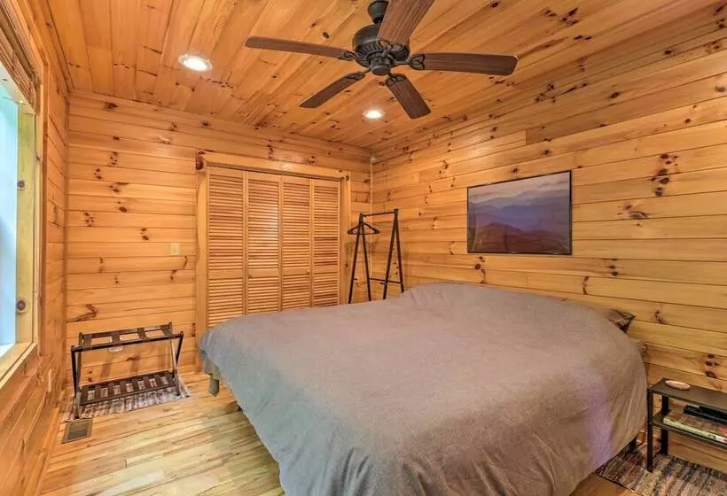 Cozy Boone Cabin W/ Deck: Close To Downtown!