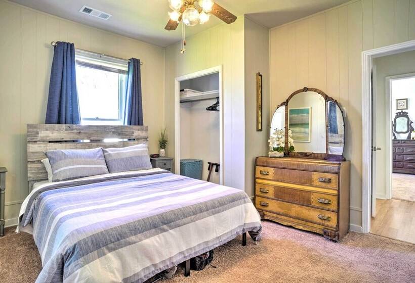 Cozy Corinth Escape ~ Half Mi To Shop & Dine!