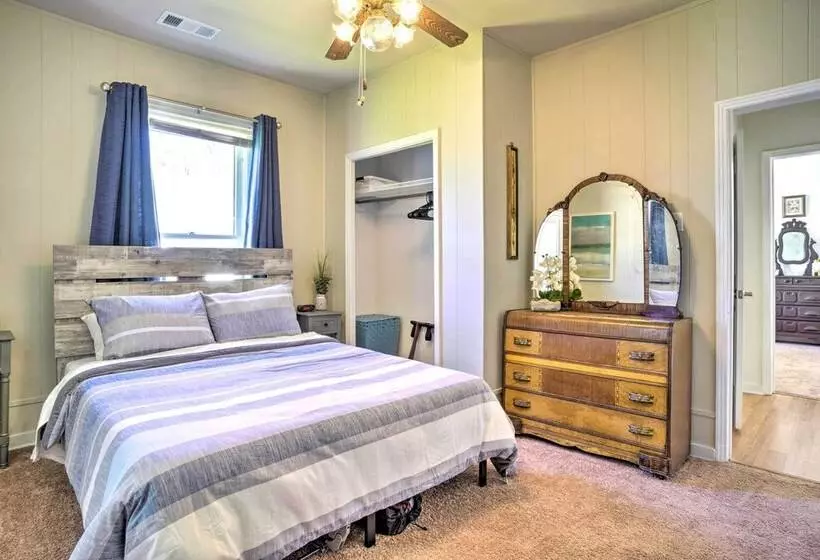 Cozy Corinth Escape ~ Half Mi To Shop & Dine!