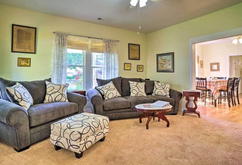 Cozy Corinth Escape ~ Half Mi To Shop & Dine!