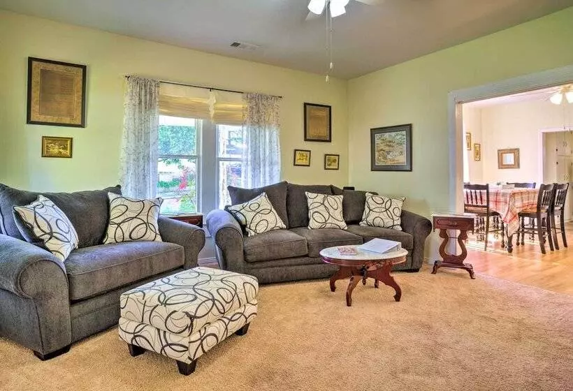 Cozy Corinth Escape ~ Half Mi To Shop & Dine!