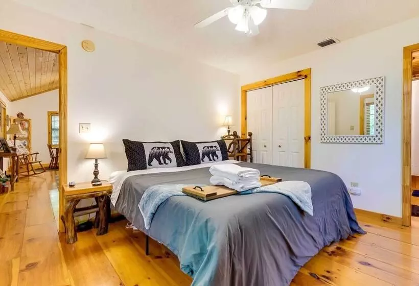 Murphy Family Cabin W/ Fire Pit & Forest Views!