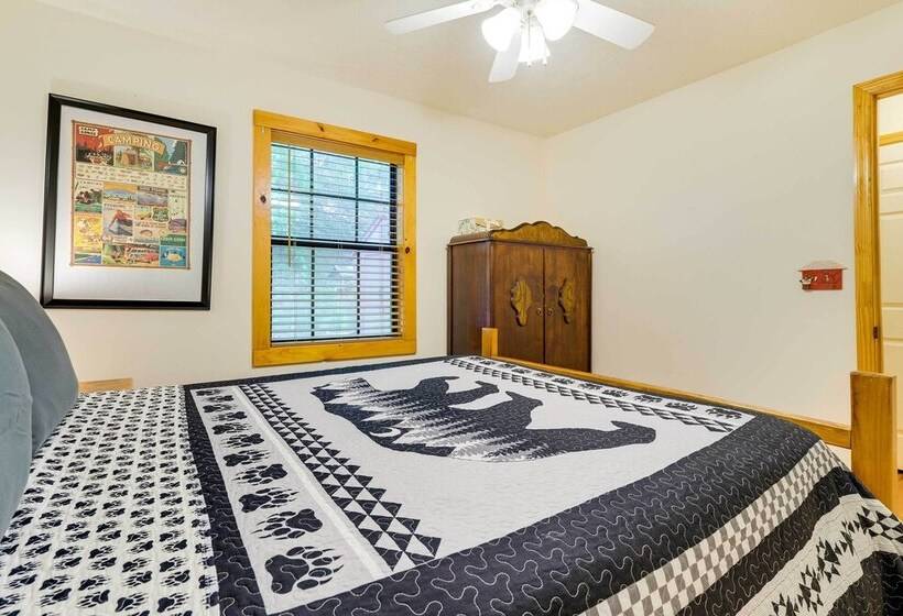 Murphy Family Cabin W/ Fire Pit & Forest Views!