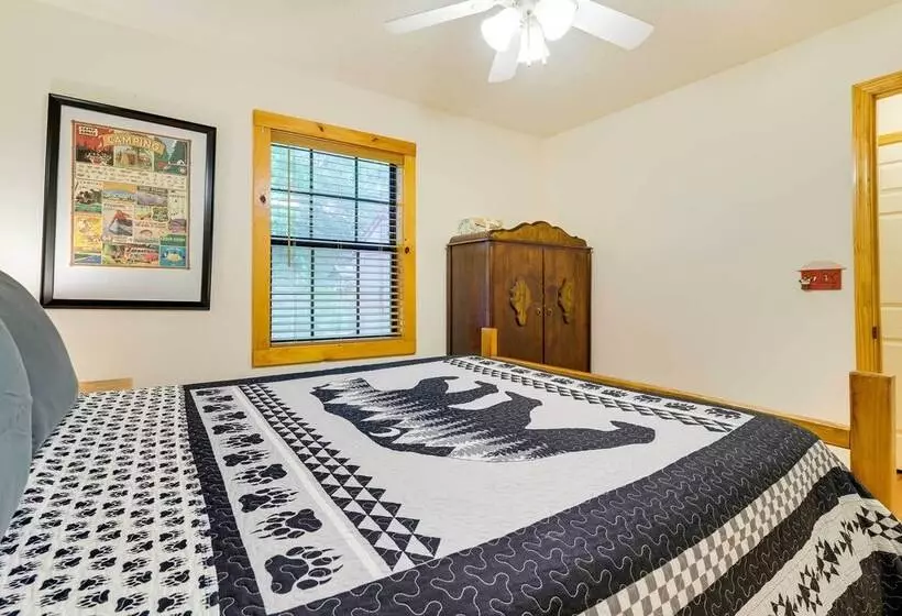 Murphy Family Cabin W/ Fire Pit & Forest Views!