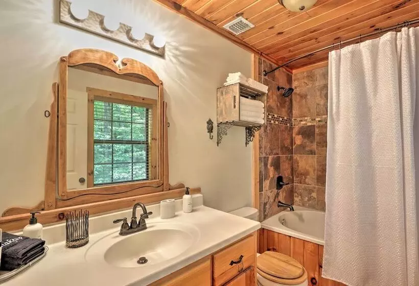 Murphy Family Cabin W/ Fire Pit & Forest Views!