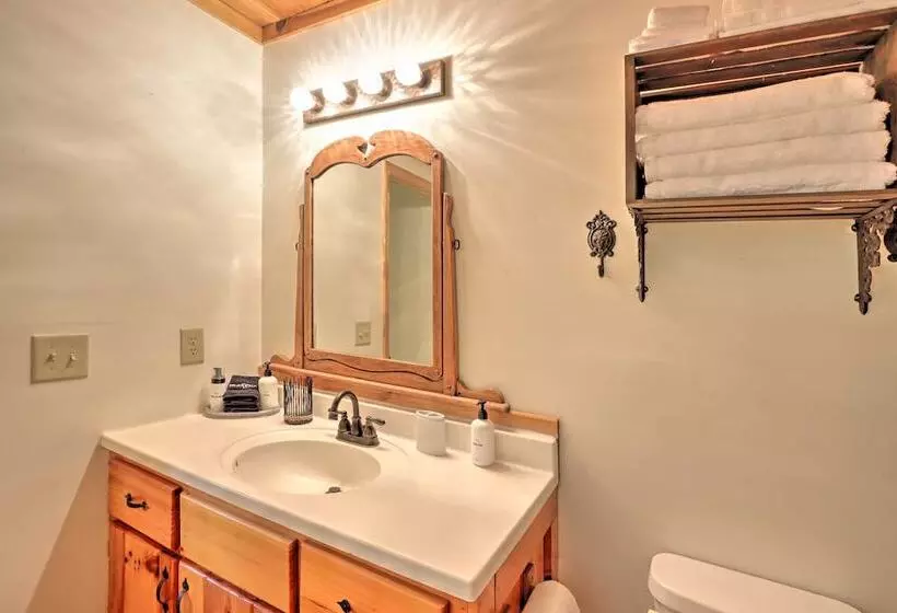 Murphy Family Cabin W/ Fire Pit & Forest Views!