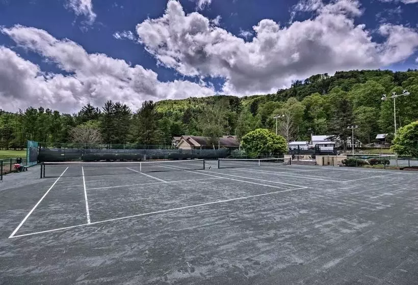 Cozy Retreat W/ Deck & Sapphire Resort Access!