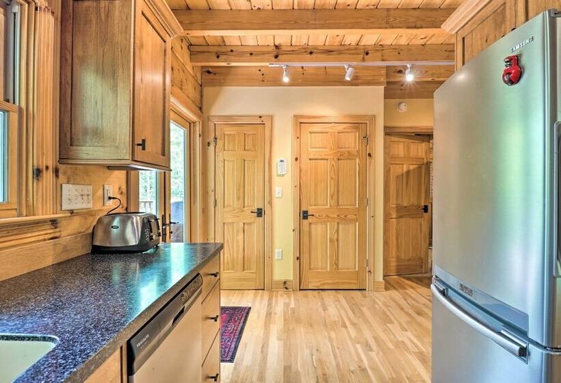 Cozy Retreat W/ Deck & Sapphire Resort Access!